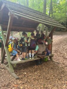 Kita Wandertag Daneilshöhle bei Röderhof